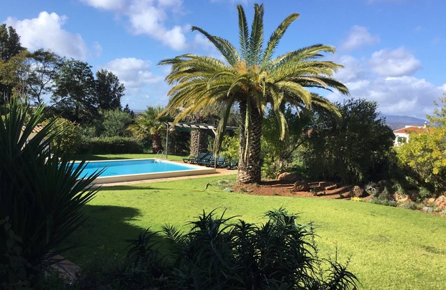 Cerro Vista is a large rural property set amongst orange groves near to Silves