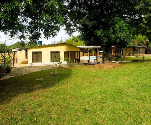 Chácara charmosa com piscina, campo de futebol