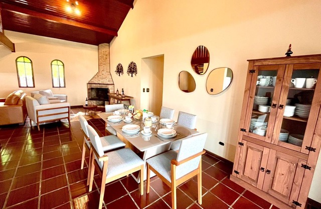 Chácara com Piscina em Atibaia, muito Lazer e Acomodações até 34 pessoas.