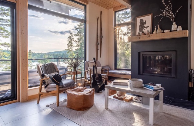 Chalet Balétor Luxury waterfront chalet, quiet lake, hot tub