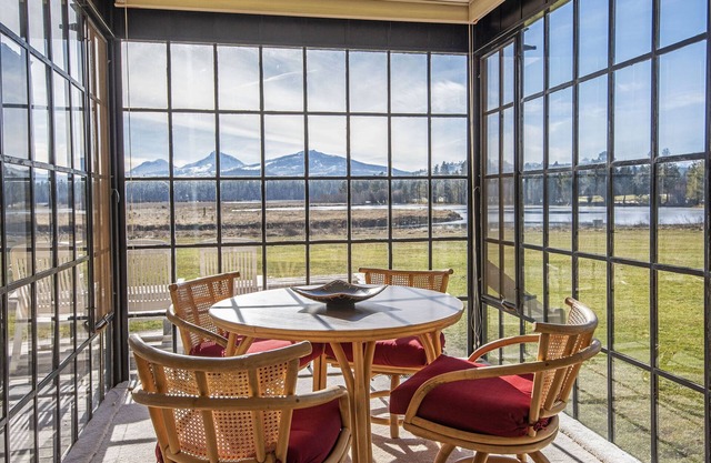 CH059 | REDUCED RATES THRU 2025 - Pet friendly with Lake & Mountain views!