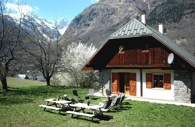 Chalet 'Savoiage' with Mountain View, Private Terrace and Wi-Fi