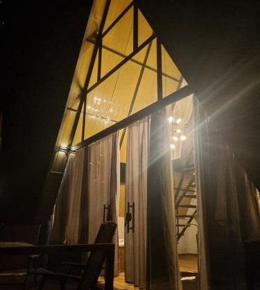 Chalé com hidro, lareira e café da manhã