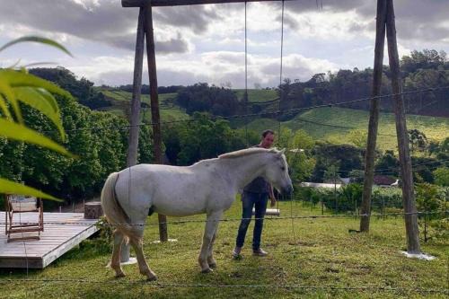 Chalé Sunset com Hidro, lareira, piscina, cavalo, trilha, tiro ao alvo
