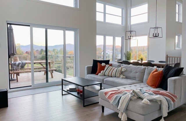 Chalet à Léo- Spacious & elegant, view of Jay Peak