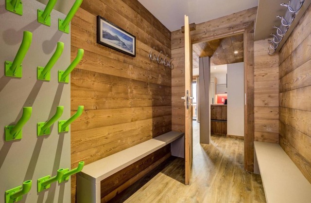 Chalet, 200m from ski slopes, Ground floor, balcony, tv, ski locker, 150m², La Plagne