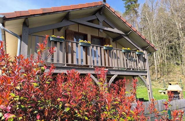 Chalet * by the lake with a boat, swimming pool, pets allowed, beds made,quiet