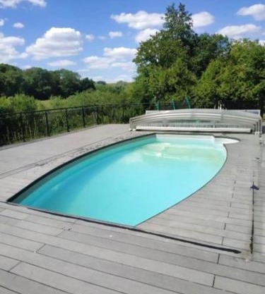 Chalet chaleureux à Louâtre avec piscine partagée