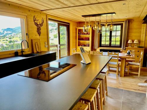 Chalet cosy rénové, 4 chambres, terrasse, wifi, parking, près village et ski-bus - FR-1-505-191