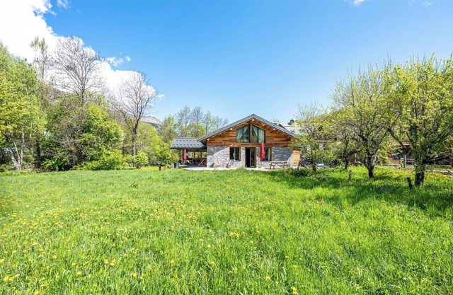 Chalet 'De L'alpette' with Mountain View, Private Terrace and Wi-Fi