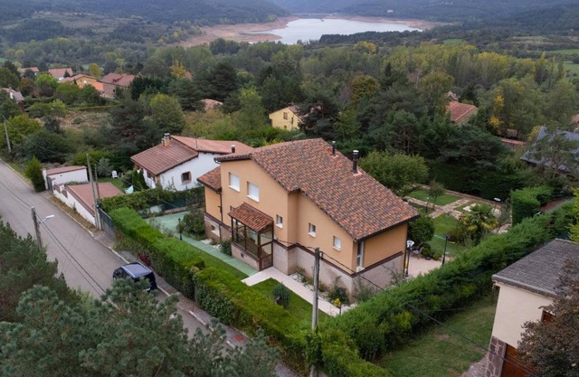 Chalet 'El Cerezo Rojo' with Lake View, Wi-Fi and Air Conditioning