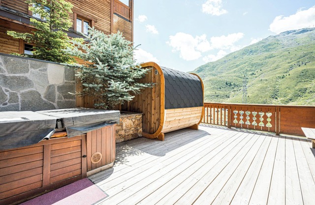 Chalet 'Gabrielle Luxe Ski-In/Ski-Out' with Lake View, Private Terrace and Wi-Fi