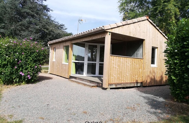 CHALET IN LAKE BORDER, GREEN PERIGORD, swimming pool, ideal calm and rest.