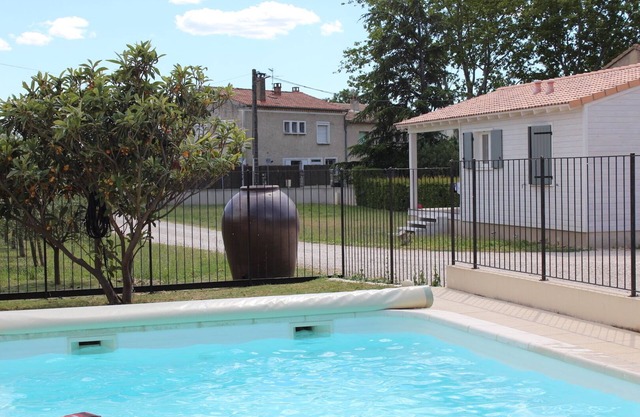 Chalet in Provence with Pool, Parking, Wifi, Near Avignon, Luberon .