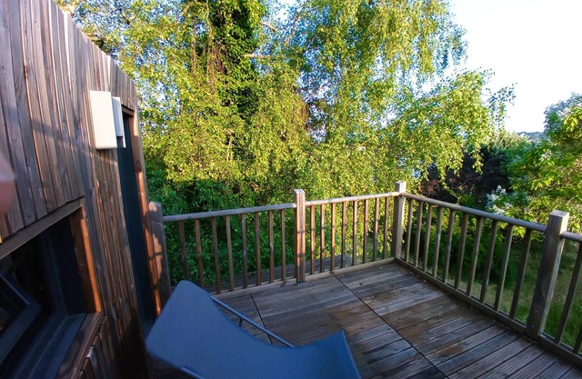 Chalet in the countryside, in the heart of a wooded garden.