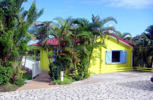 CHALET JAUNE, a 2300m2 park, wifi, parking, swimming pool, kitchen, happiness