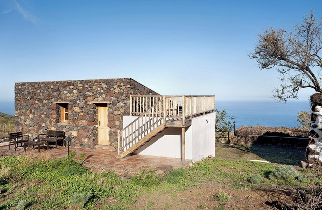 Chalet 'La Higuera' with Sea View, Shared Terrace and Wi-Fi