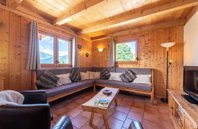 Chalet 'Le Grépon' with Mountain View, Private Terrace and Wi-Fi