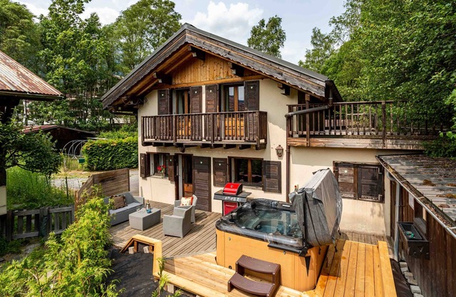Chalet le Tremplin - sleeps 6 in 2 bedrooms with hot tub