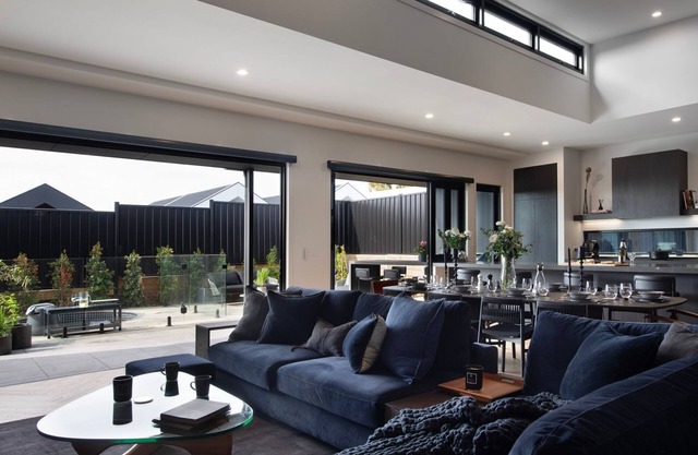 Chalet Noir- sleek design with heated plunge pool, close to town