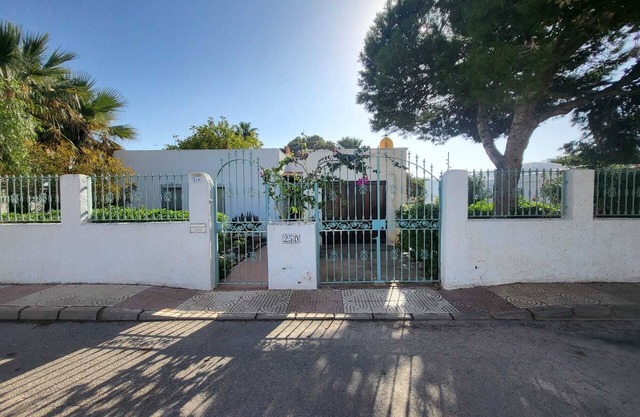 Chalet reformado ideal para familias, con jardín, a 3 minutos a pie de la playa