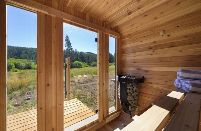 Chalet w/rooftop hot tub & sauna views