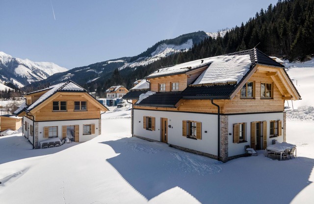 Chalet with Finnish sauna and hot tub near the ski lift