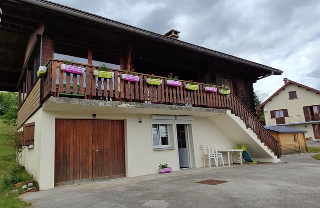 Chalet with fireplace (wood supplied) sleeps 10 (discount for stays of 3 nights or more)