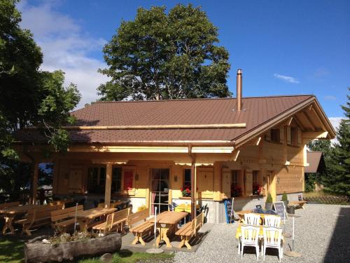 Chalet with gourmet kitchen for 4-8 people