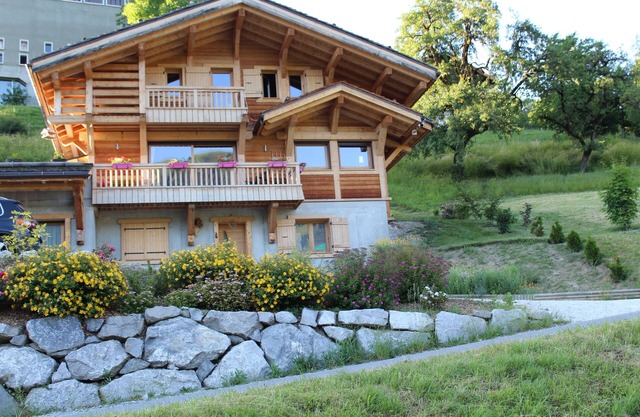 Chalet with panoramic view, access to the slopes via free shuttle at 100 meters.