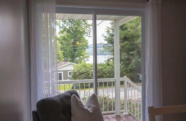 Chalet with Spa – Magog: Lake Access, Fireplaces & Relaxation