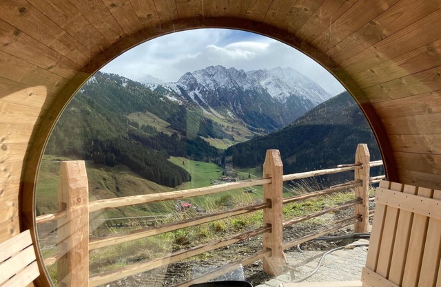 Chalet with whirlpool & sauna on the ski slope