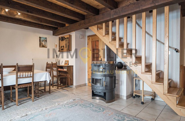 Chaleureux et spacieux chalet famlial situé à 50 mètres de l'arrêt du bus navette. Orienté plein sud