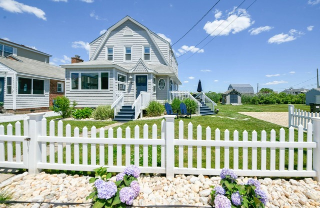 Chalker Beach House Steps to the Water!