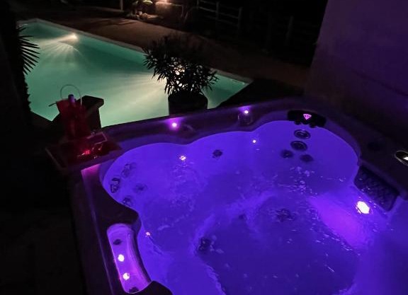 Chambre au calme avec spa privatif gratuit sud aveyron les palmiers des causses
