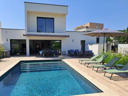 Chambre chez l'habitant dans Villa d'architecte avec Piscine chauffée