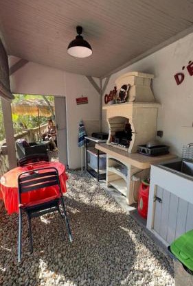 CHAMBRE INDEPENDANTE climatisée, cuisine d'été, piscine