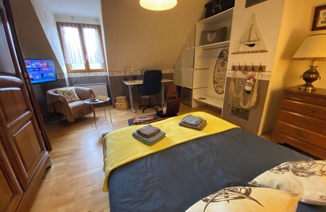 Chambre Nautique and its garden