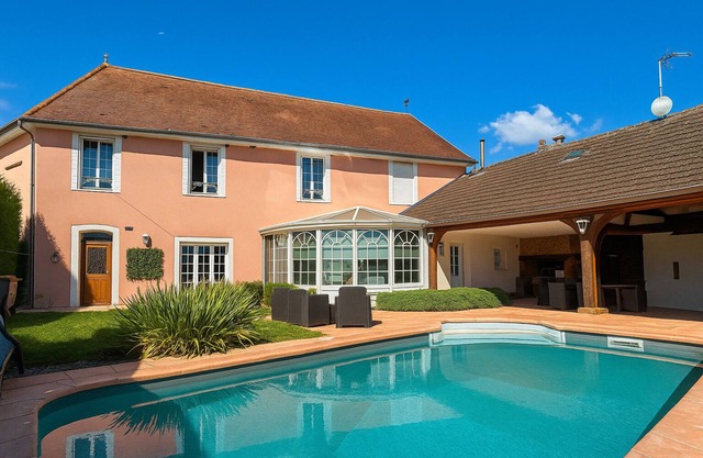 Champagne Therapy: Charming residence with swimming pool