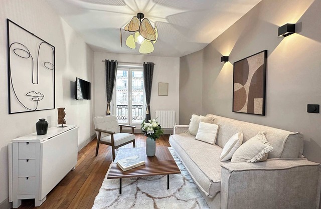 Champs-Élysées - Apartment with elevator for 5