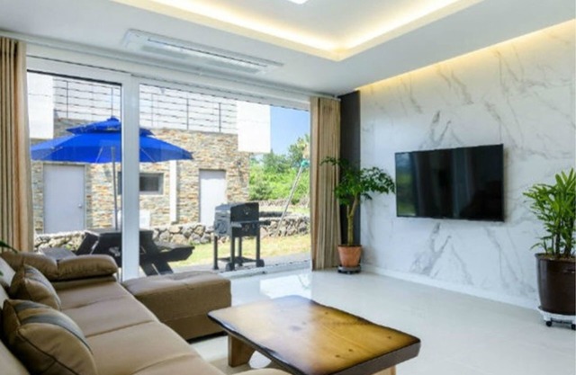 Chandelier Pension