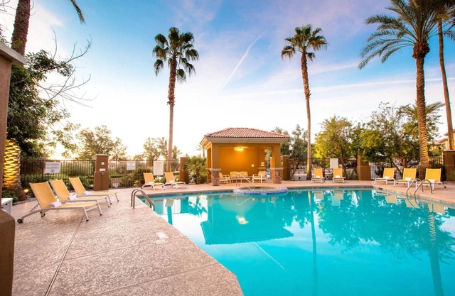 Chandler Hotel Retreat: Outdoor Pool, Hot Tub, On-Site Dining & Golf Nearby