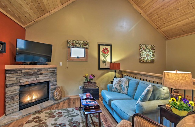 Chantarelle Cabin w/Hot Tub, Fireplace - Near Asheville!