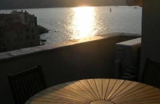 Character apartment overlooking the gulf, at the foot of the citadel (55m2)