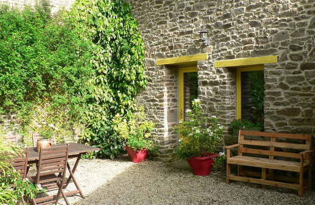 Character cottage between Dinan and St Malo. Quiet, close to tourist sites