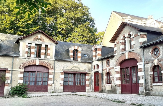 Character cottage (15 people) near Blois