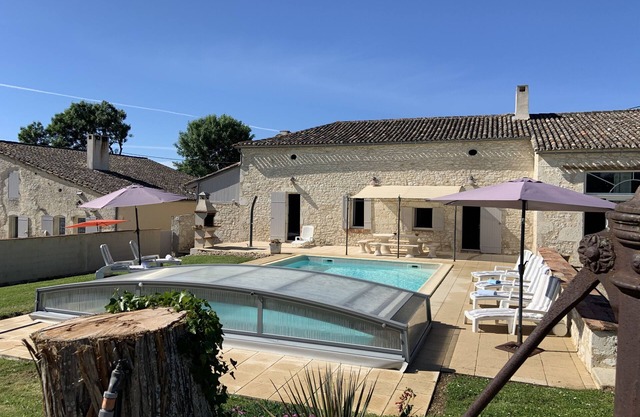 Character house in the quiet countryside in the Bordeaux vineyards