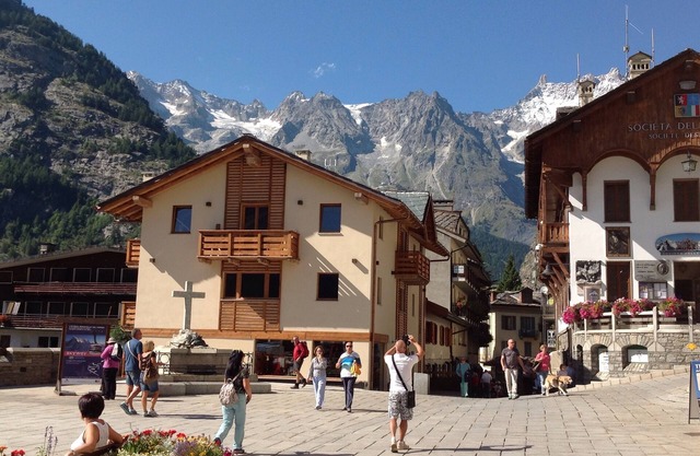 Characteristic apartment on the central square of the Church of Courmayeur