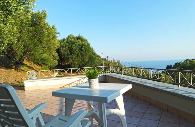 Characteristic farmhouse in local stone immersed in an oasis of peace and nature