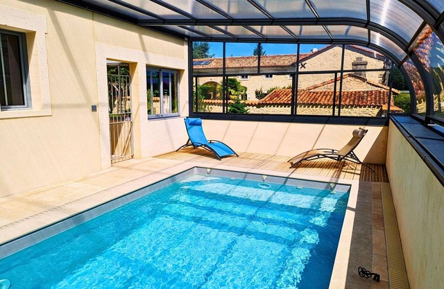 "Charentaise rénovée avec piscine, sauna et équipements bébé, proche de Barbezieux"